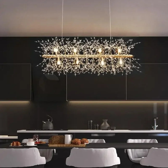 Lustre cristal pissenlit nordique au-dessus d'une table à manger