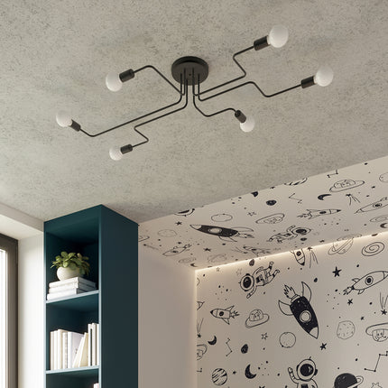 Gros plan sur le lustre Design Flex noir au plafond d'une chambre à thème spatial