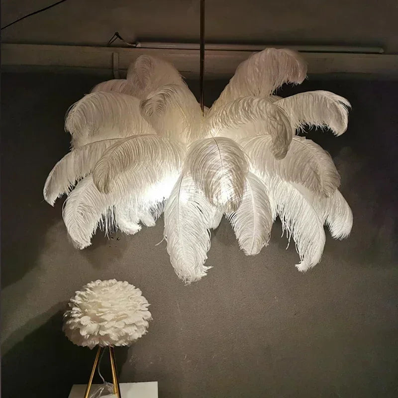 Lustre design nordique avec suspension en plumes, parfait pour un intérieur moderne et élégant.