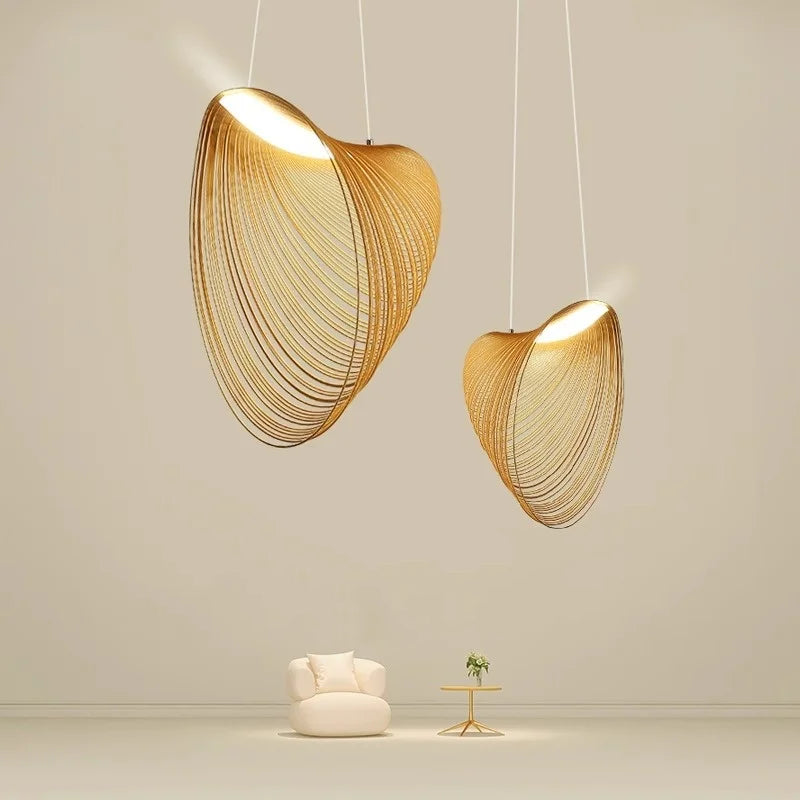 Lustre en bambou au design minimaliste, tissé à la main pour un style épuré et une ambiance chaleureuse.