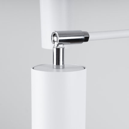 Détail de la fixation chromée d'un bras orientable du lustre Focus Moderne blanc