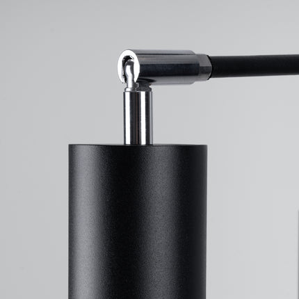 Détail de la fixation chromée d'un bras orientable du lustre Focus Moderne noir