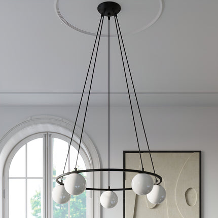 Lustre Globe Solis 3 suspendu devant une fenêtre cintrée, ambiance lumineuse et épurée