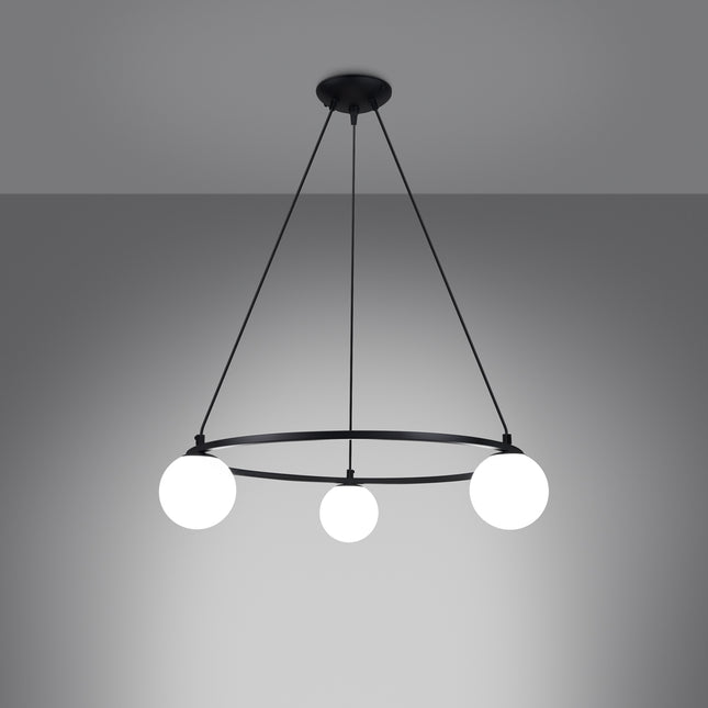 Lustre Globe Solis 3 suspendu, câbles noirs et anneau acier avec trois globes opalins
