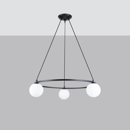 Lustre Globe Solis 3, anneau en acier noir et trois globes en verre opalin, vue de face