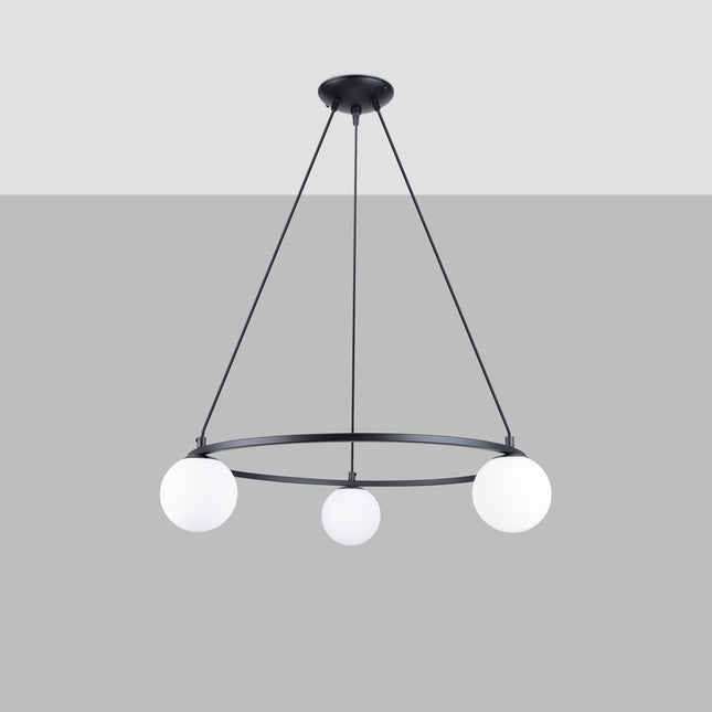 Lustre Globe Solis 3, anneau en acier noir et trois globes en verre opalin, vue de face