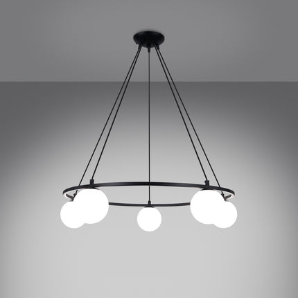 Lustre Globe Solis 5 suspendu, câbles noirs et anneau acier avec cinq globes opalins