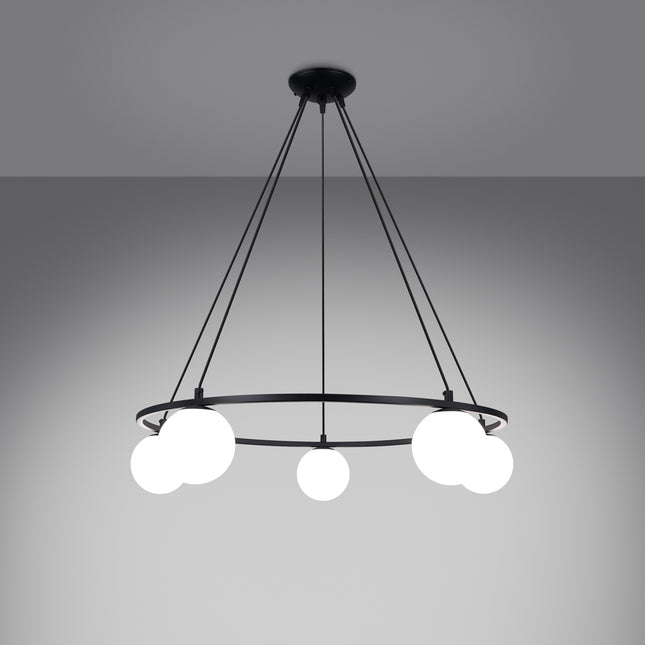 Lustre Globe Solis 5 suspendu, câbles noirs et anneau acier avec cinq globes opalins