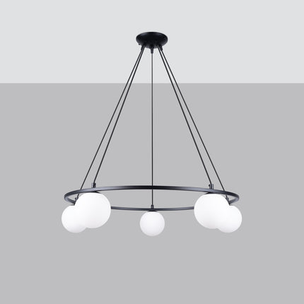 Lustre Globe Solis 5, anneau en acier noir et cinq globes en verre opalin, vue de face