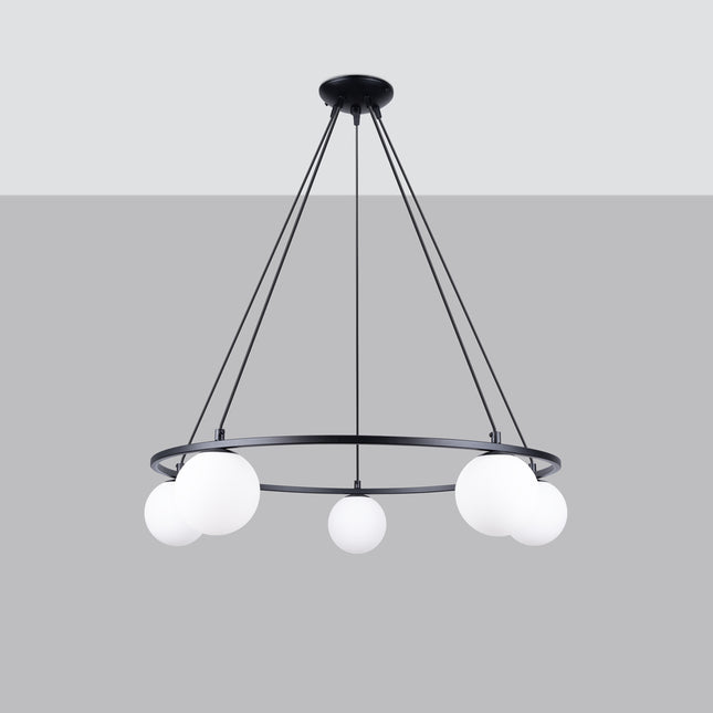 Lustre Globe Solis 5, anneau en acier noir et cinq globes en verre opalin, vue de face
