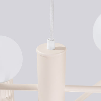 Lustre Halo 6 globes beige, vue sur fond coloré