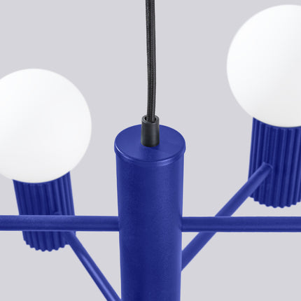 Lustre Halo 6 globes bleu outremer, vue sur fond coloré