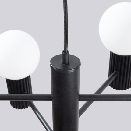 Lustre Halo 6 globes noir, vue sur fond coloré