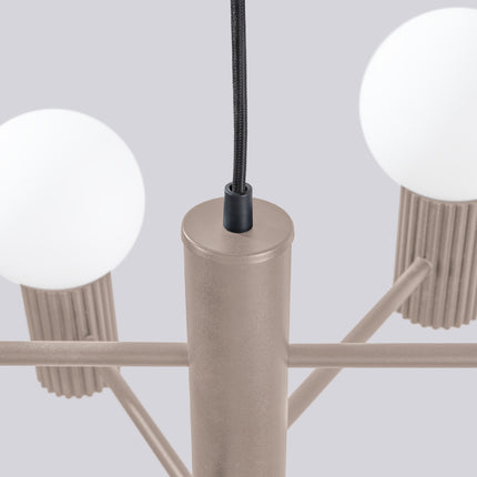 Lustre Halo 6 Globes en Aluminium et Verre Opalin Taupe, vue sur fond coloré