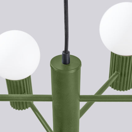 Lustre Halo 6 globes vert olive, vue sur fond coloré