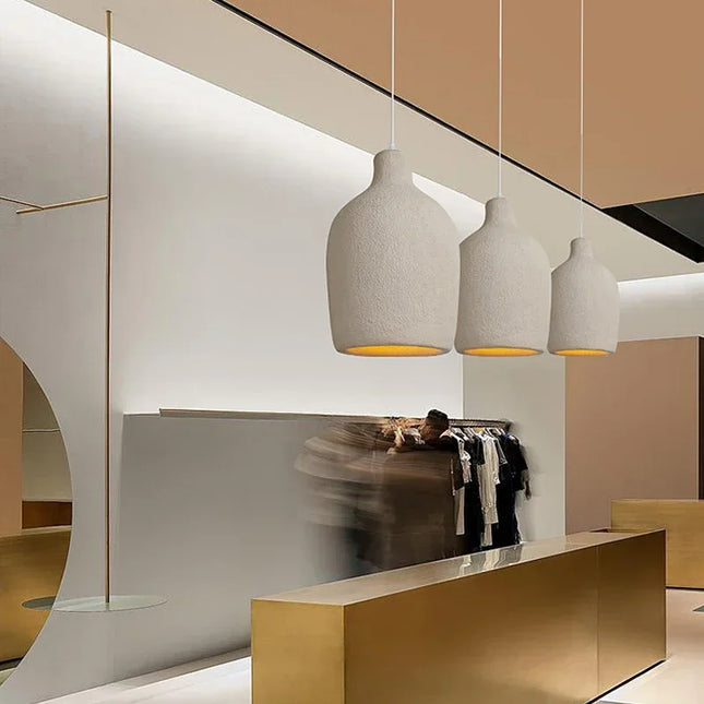 Lustre LED japonais design avec abat-jour beige, apportant une touche de sérénité à votre décoration intérieure.