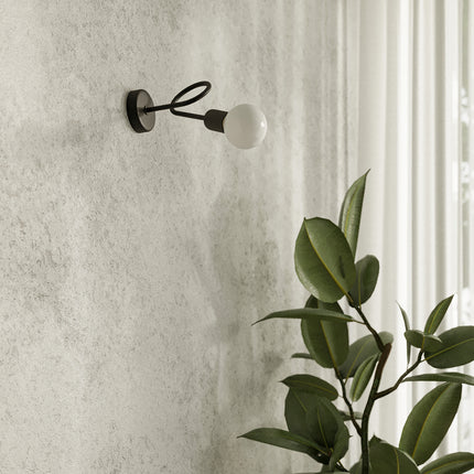 Lustre Loop Moderne 5 Noir, allumé dans une ambiance tamisée