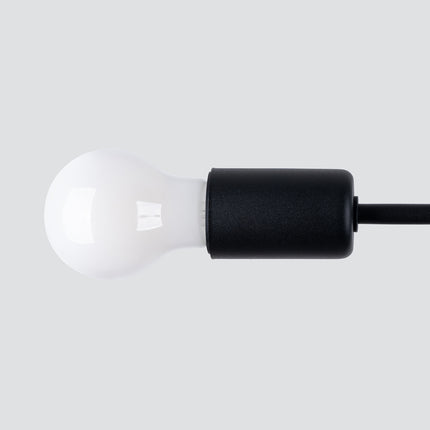 Détail de la douille et de l'ampoule du lustre Lumea 3 noir