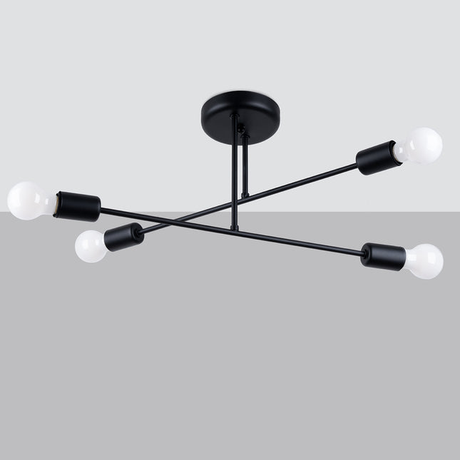 Lustre Lumea 4 bras noir allumé sur fond gris dégradé