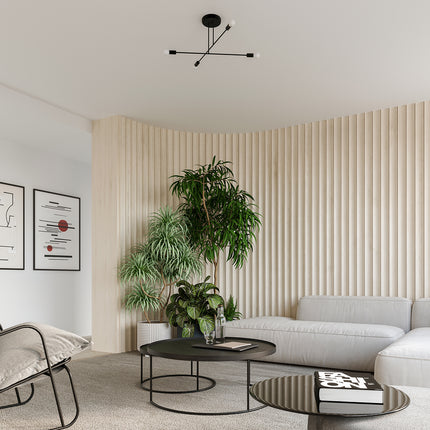 Lustre Lumea 4 bras noir au plafond d'un salon aux murs en lattes de bois