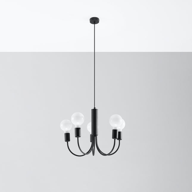 Lustre 5 bras en métal noir aux ampoules globe allumées, vue de trois quarts