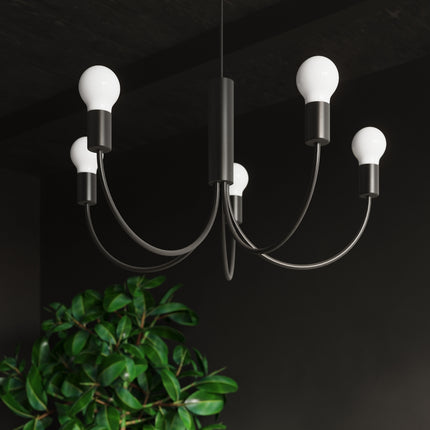Détail des bras courbés et des douilles noires du lustre avec ampoules globe