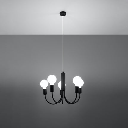 Lustre 5 bras en acier noir vu de face sur fond gris, ampoules allumées
