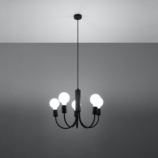 Lustre 5 bras en acier noir vu de face sur fond gris, ampoules allumées