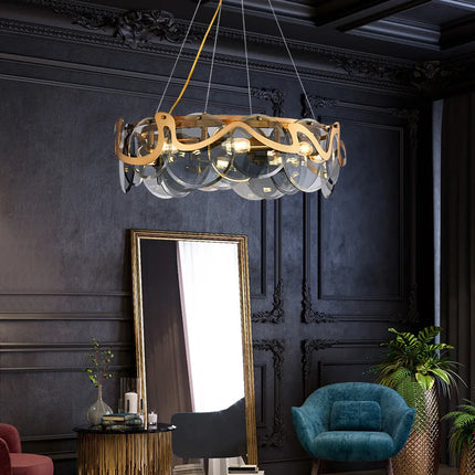Lustre moderne au cadre doré et verre translucide au-dessus d'une table