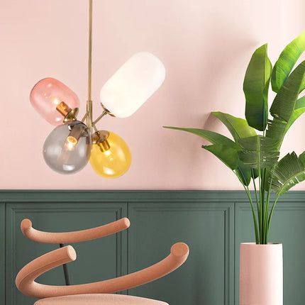 Lustre nordique avec ballons de verre gris, offrant une lumière chaleureuse et une esthétique moderne.