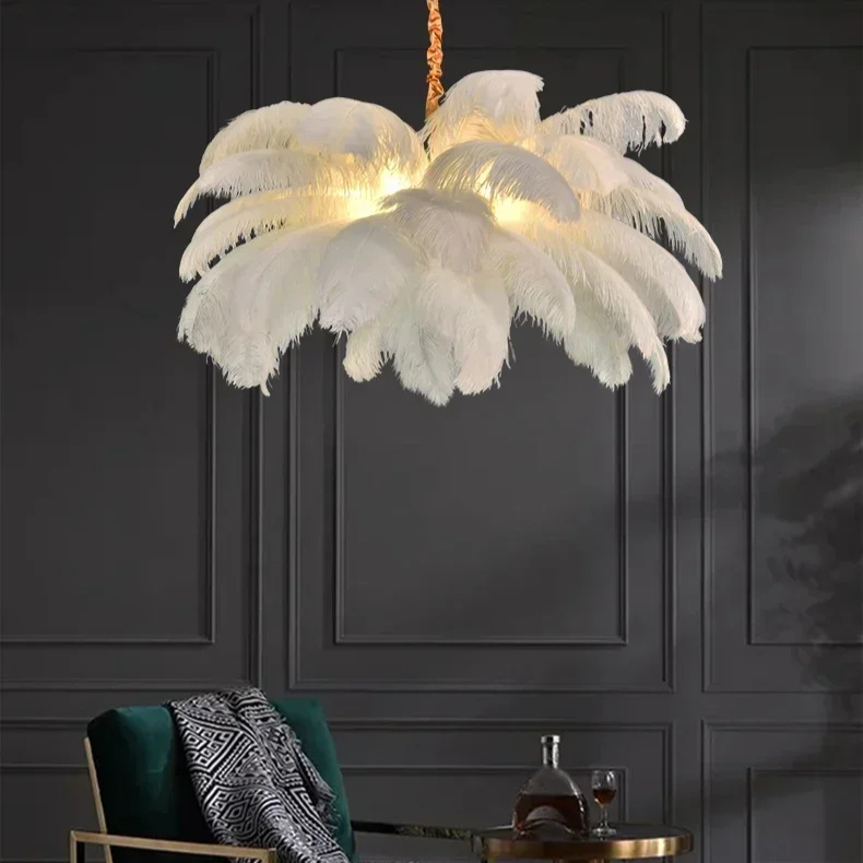 Lustre nordique moderne en plumes blanches, parfait pour ajouter une touche aérienne à votre intérieur.