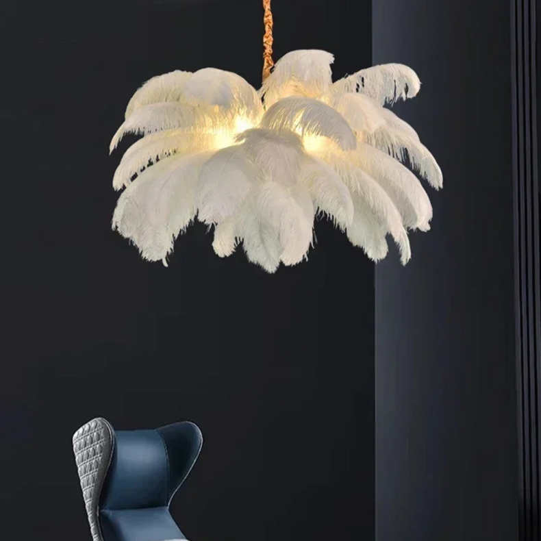 Lustre en plumes diffusant une lumière chaude, parfait pour créer une atmosphère cocooning dans la chambre.