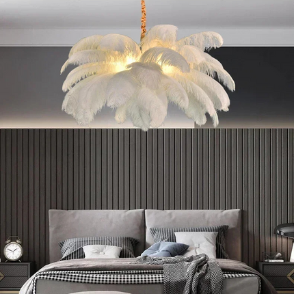 Lustre nordique en plumes avec ampoules E14 incluses, lumière douce et chaleureuse.