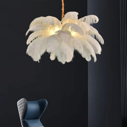Lustre en plumes diffusant une lumière chaude pour une atmosphère cocooning en chambre.