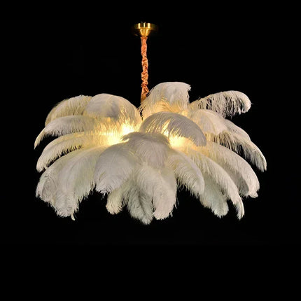 Lustre en plumes d'autruche naturelles, pièce élégante pour un salon ou une chambre.