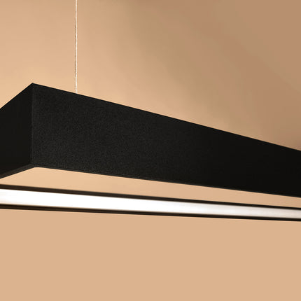 Détail du profil du cadre noir Rectangle Pure et de sa ligne lumineuse