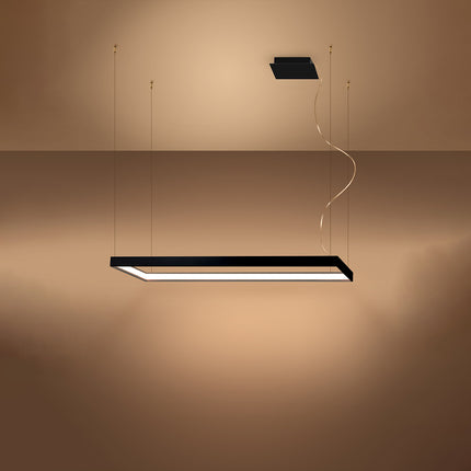 Lustre rectangulaire noir Rectangle Pure allumé, halo blanc chaud diffusé sur le pourtour