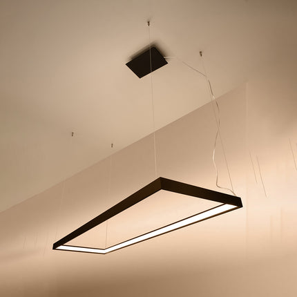 Lustre rectangulaire noir Rectangle Pure 100 x 30 cm vu en angle, halo lumineux continu