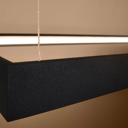 Gros plan sur la structure en aluminium noir du lustre Rectangle Pure