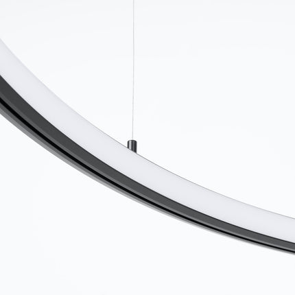 Lustre Ring Éclat 120 cm noir allumé vu en angle, anneau suspendu par câbles