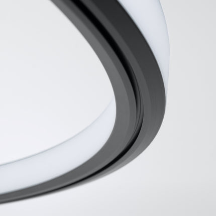 Lustre Ring Éclat 90 cm noir allumé vu en angle, anneau suspendu par câbles