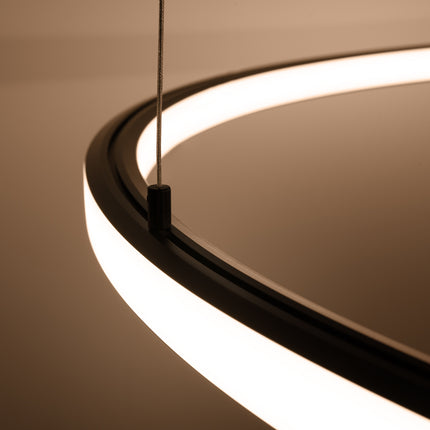 Détail de la fixation par câble du Lustre Ring Éclat 90 cm allumé