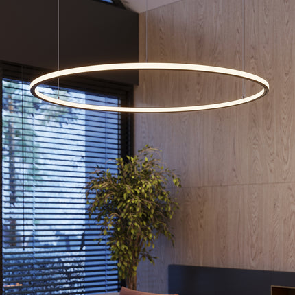 Lustre Ring Éclat noir suspendu dans un intérieur en bois chaleureux