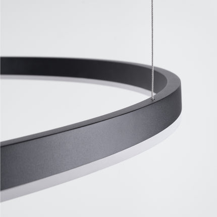 Lustre Ring Lumineux 80 cm noir allumé vu en angle, anneau suspendu par câbles