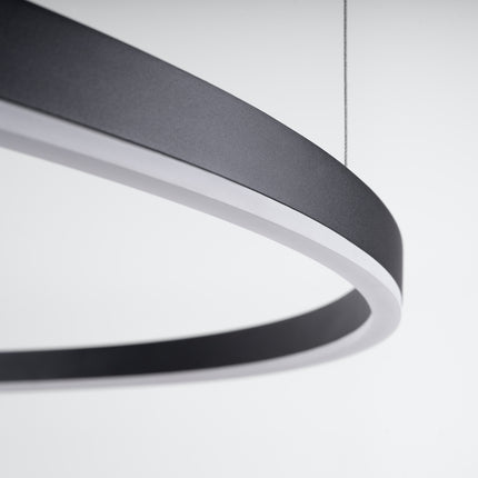 Macro du profil noir et du diffuseur lumineux du Lustre Ring Lumineux 80 cm