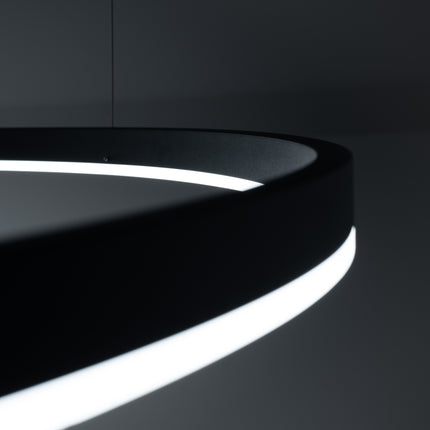 Détail de l'anneau noir et de la face diffusante du Lustre Ring Lumineux 80 cm