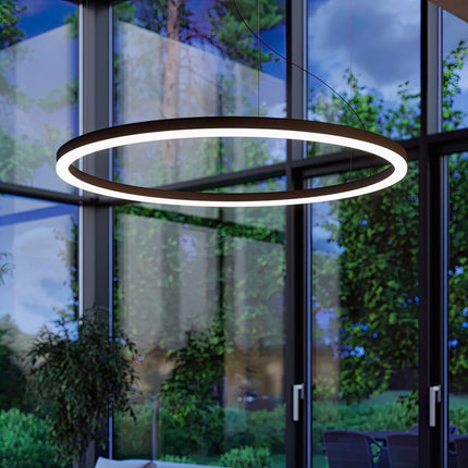 Lustre Ring Lumineux noir suspendu dans un intérieur contemporain