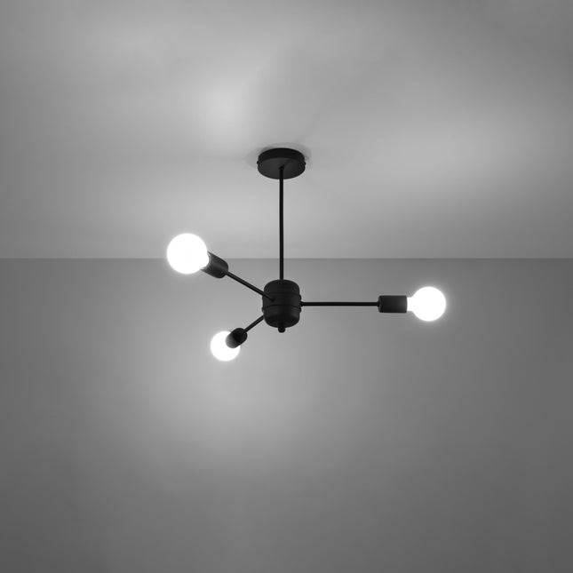 Lustre Satellite 3 noir suspendu au plafond par une tige rigide, bras asymétriques et ampoules globe allumées