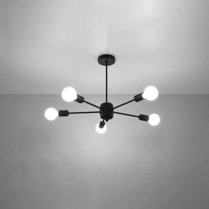 Lustre Satellite 5 noir suspendu au plafond par une tige rigide, cinq bras et ampoules globe allumées