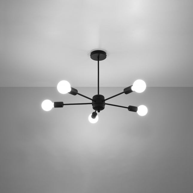 Lustre Satellite 5 noir suspendu au plafond par une tige rigide, cinq bras et ampoules globe allumées